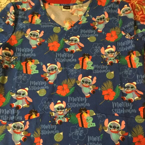 Excellent condition Disney Stitch Christmas scrub top size medium has pockets - Picture 1 of 5